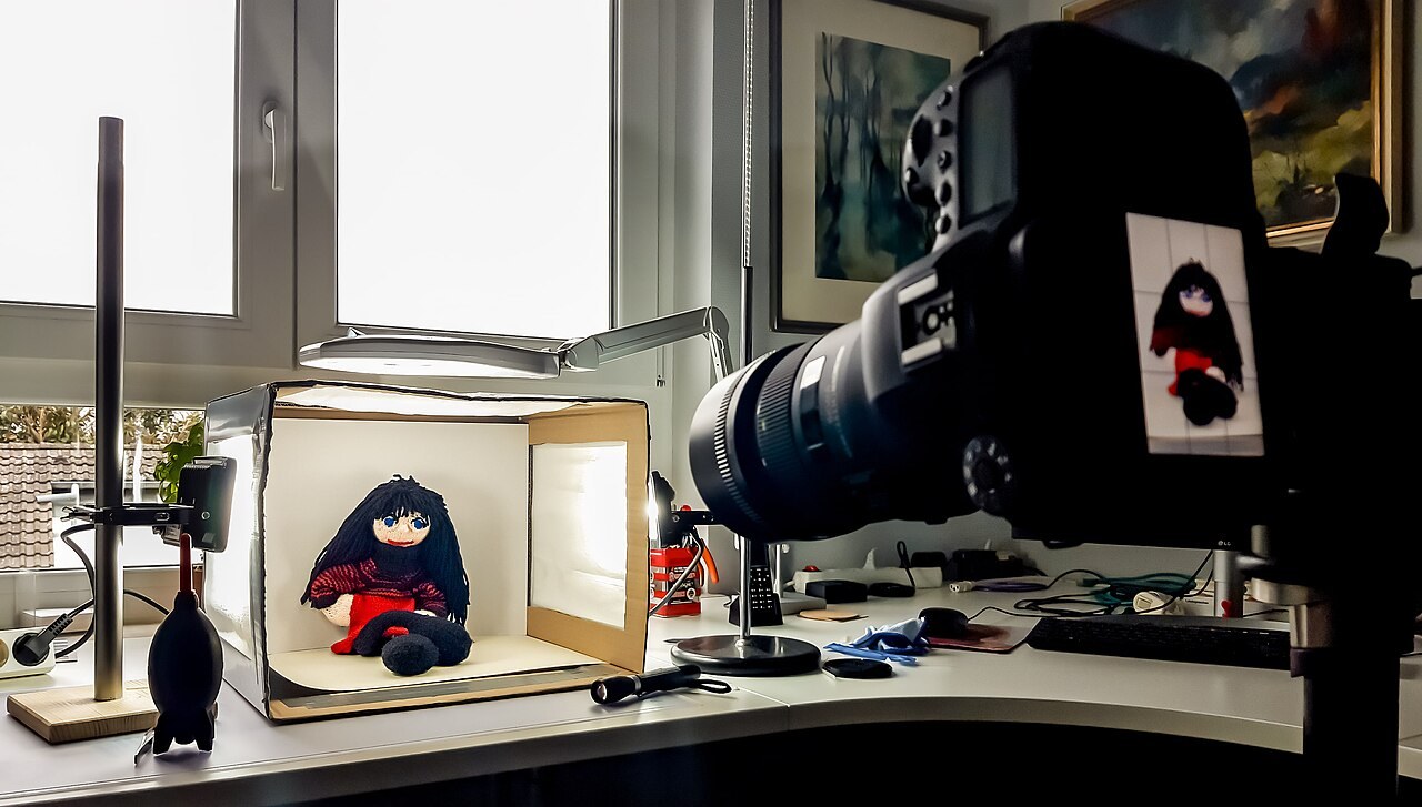 Reading product photographs: actual item or illustration?