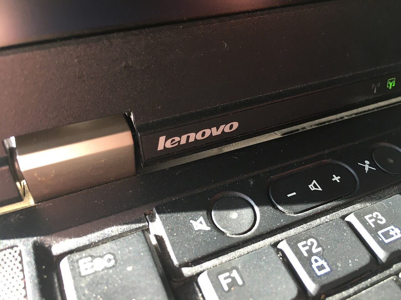 Laptop hinges: assess movement and enclosure marks