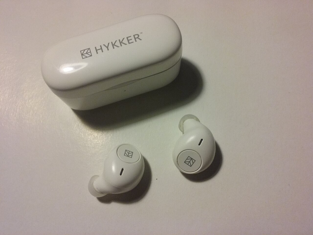 Used earbuds: hygiene and the charging case