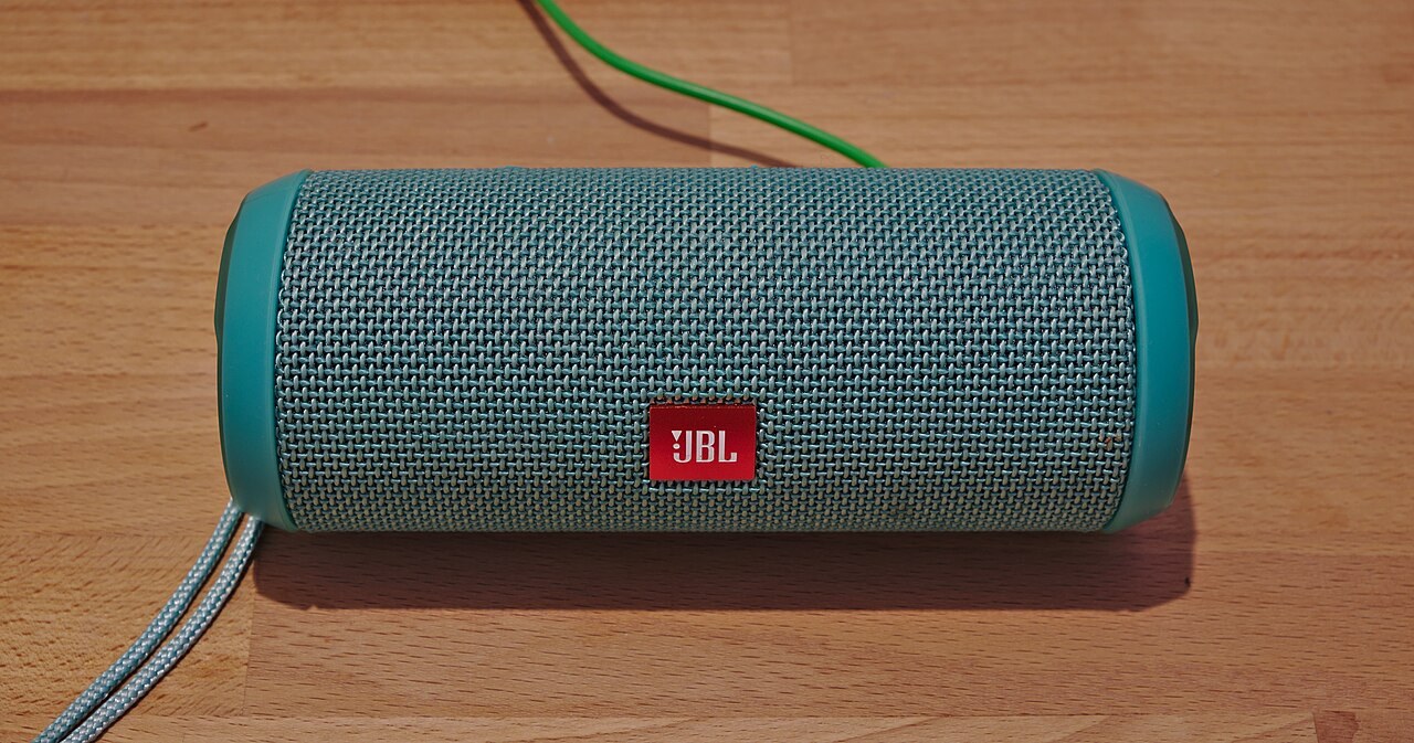 Bluetooth speakers: inspect distortion and charging