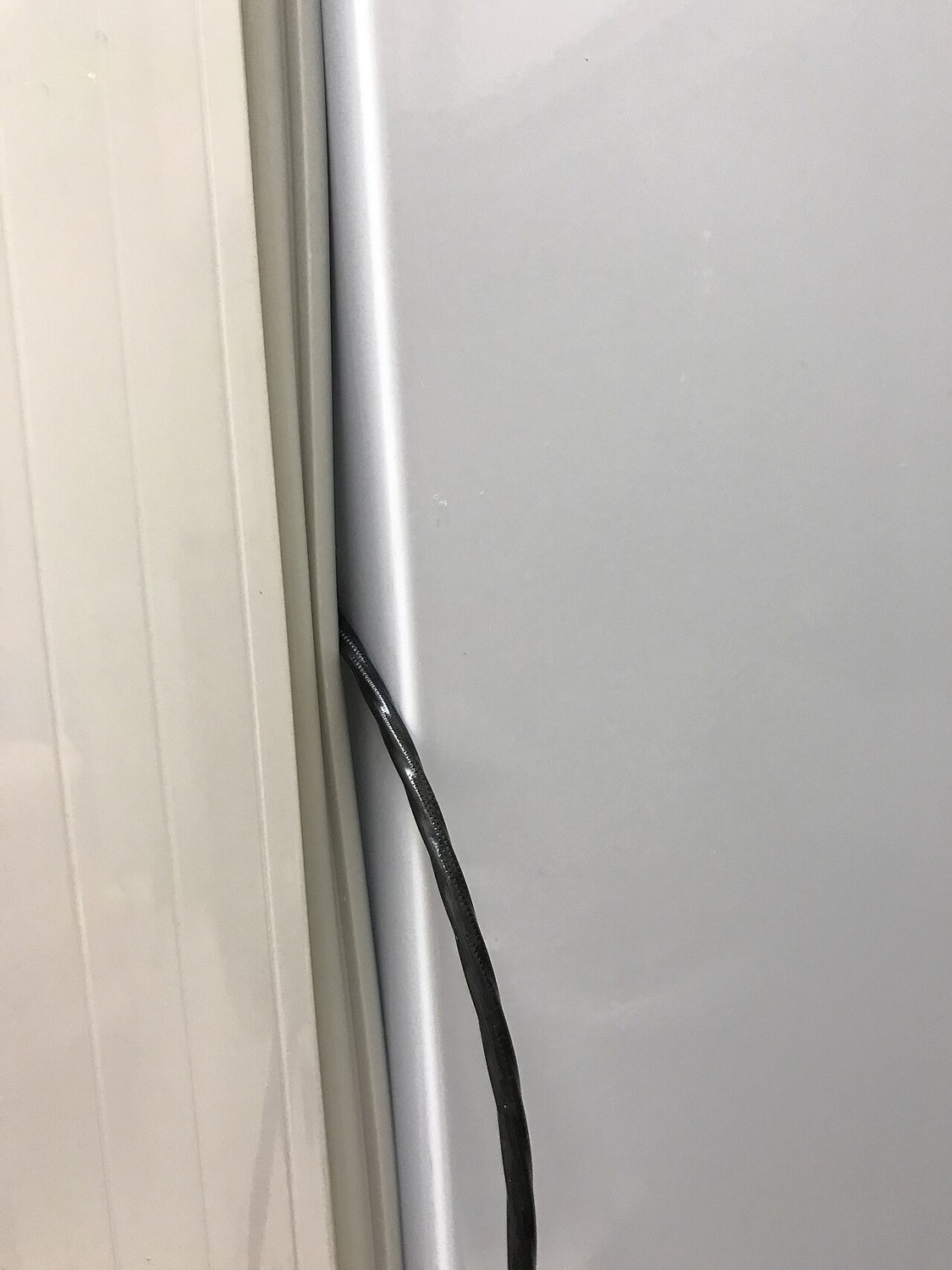 Refrigerator door seals: check closing and care