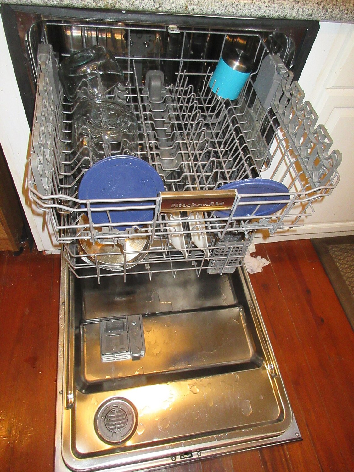 Returned dishwashers: baskets, seals and condition checks