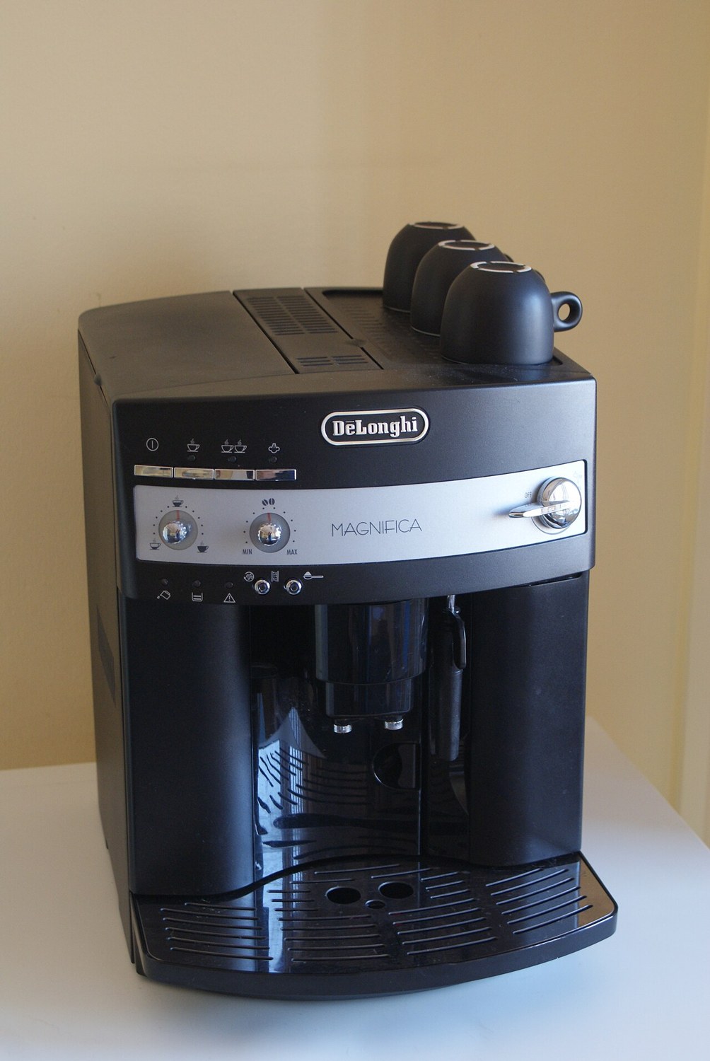 Automatic coffee machines: cleaning and maintenance access