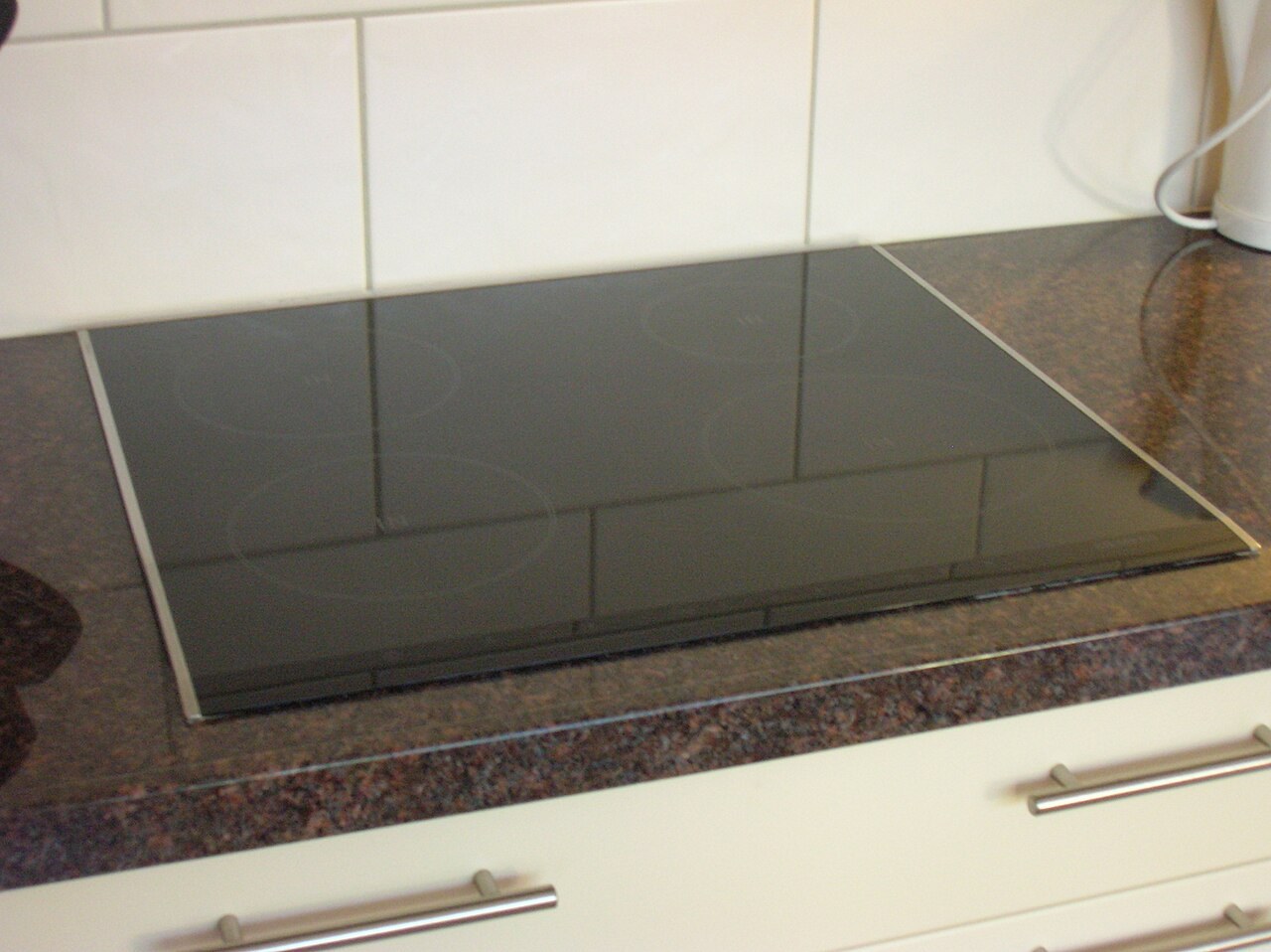 Induction hobs: glass and installation requirements