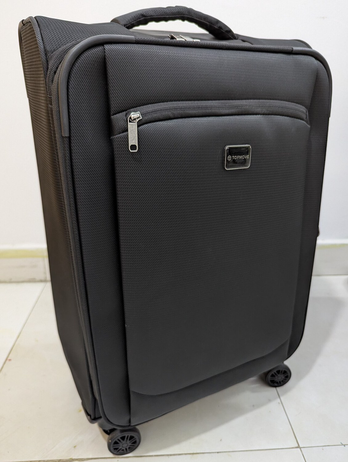 Suitcases: wheels, telescopic handles and zips