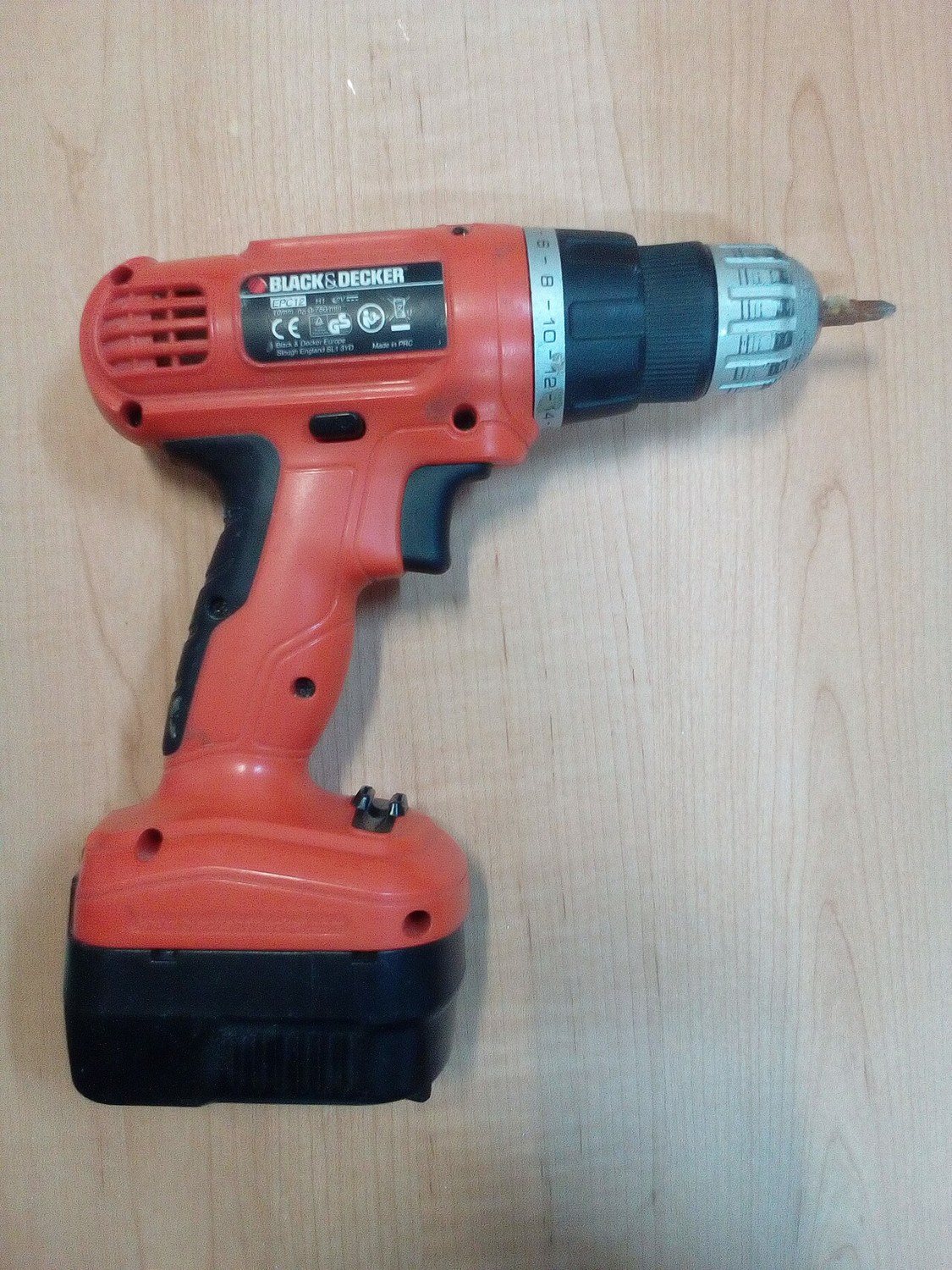 Cordless drills: chuck, battery and charger