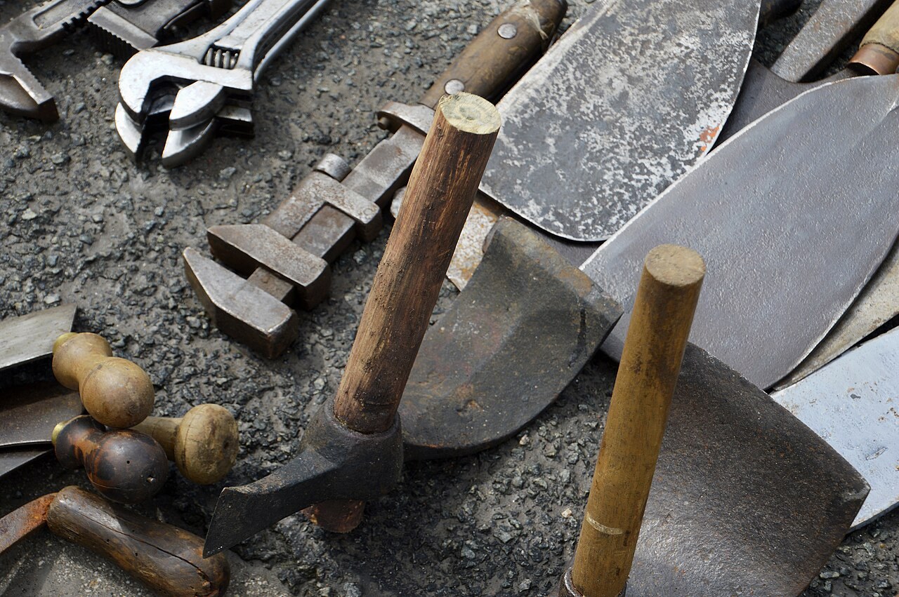 Hand tools: inspect working surfaces and secure fittings