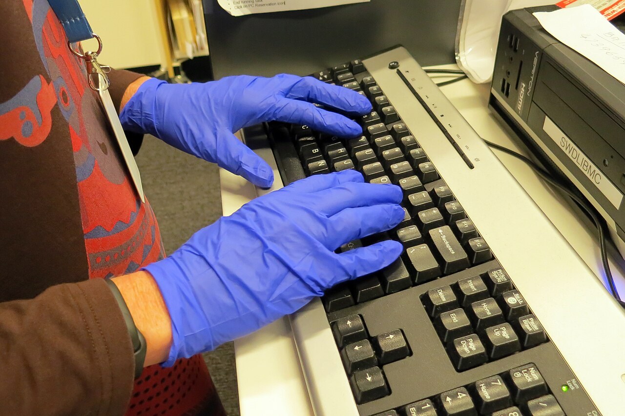 Cleaning keyboards: Protect the material and mechanism